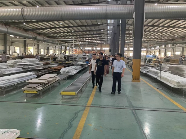 兔宝宝全屋定制欢迎上海聚通装饰前来参观考察